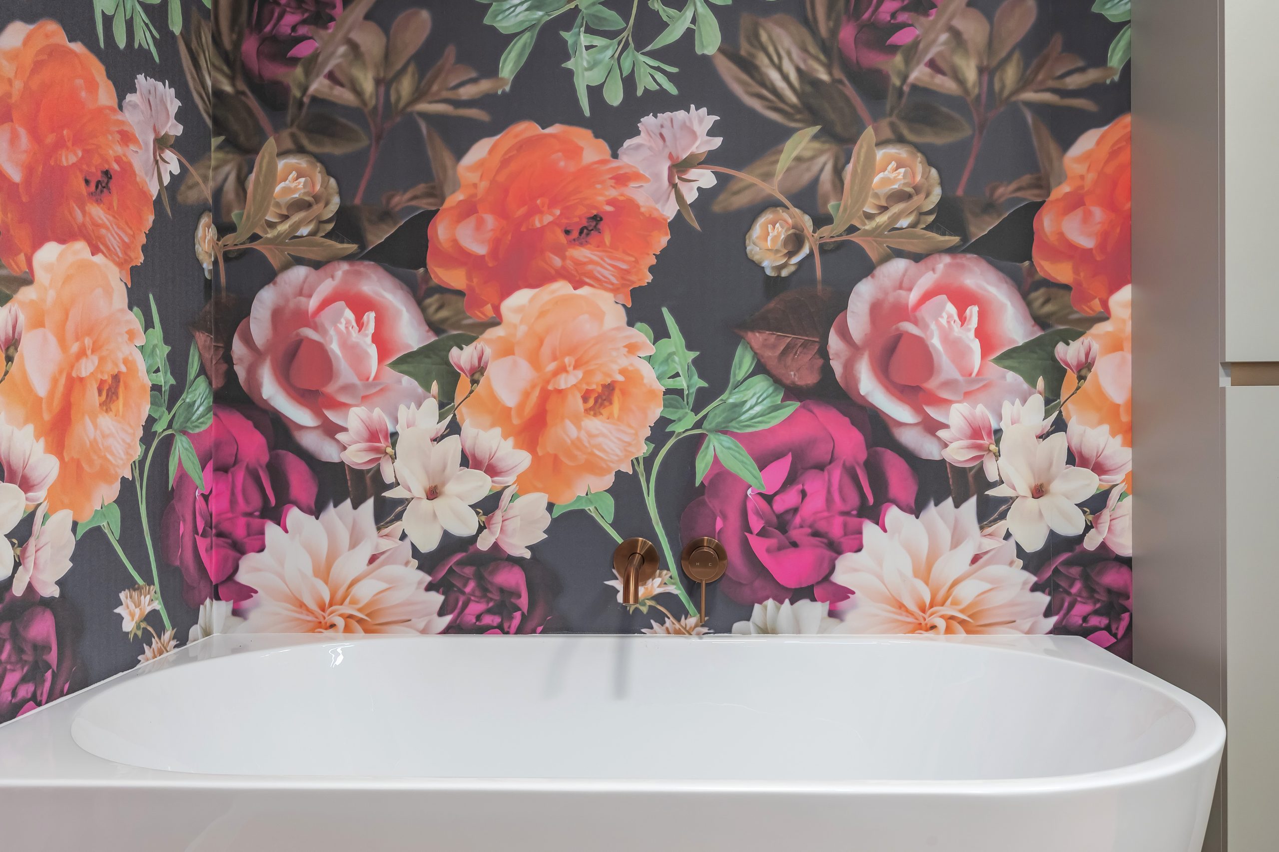 Bath tub will bold wallpaper behind